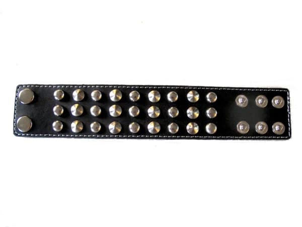 Sort læderarmbånd med runde nitter