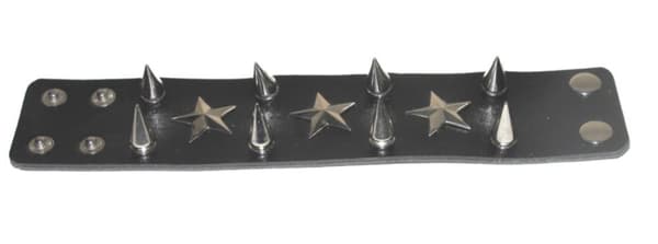 Svart armband med nitar