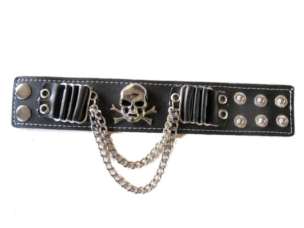 Sort læderarmbånd med dødningehoved og kæder