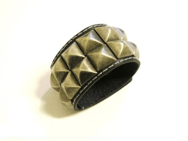Sort læderarmbånd med pyramidnitter
