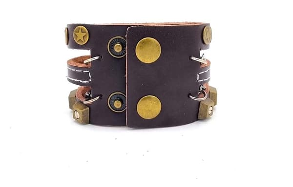 Läderarmband med kedjor och nitar