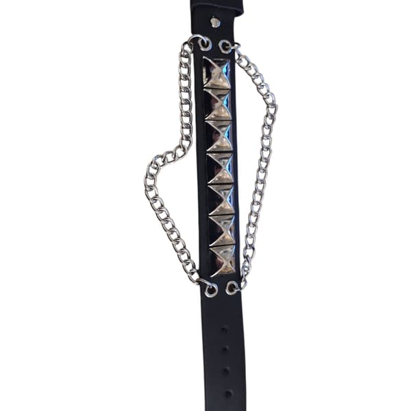 Sort læderarmbånd med pyramidnitter og kæder