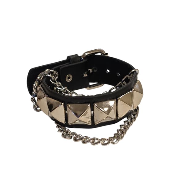 Sort læderarmbånd med pyramidnitter og kæder