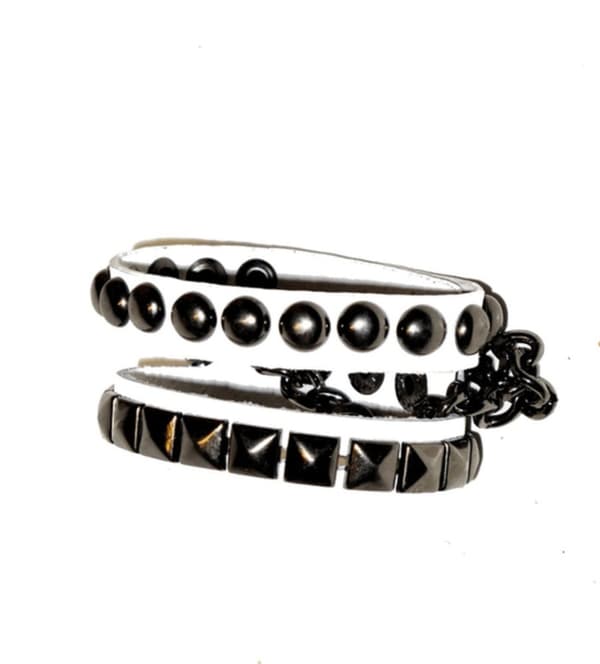 Vit Läder armband med kedja, pyramid- och runda nitar