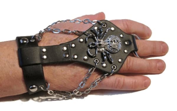 Læderarmbånd med edderkop og runde nitter