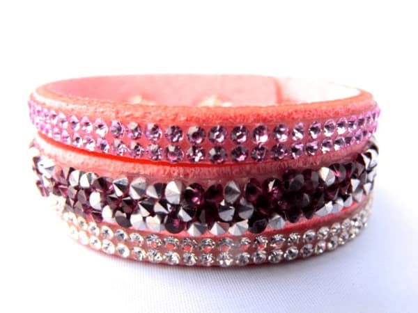 Rosa snittat läderarmband med Kristaller