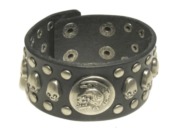 Læderarmbånd med kranier og runde nitter