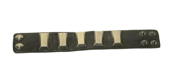 Sort læderarmbånd med nitter