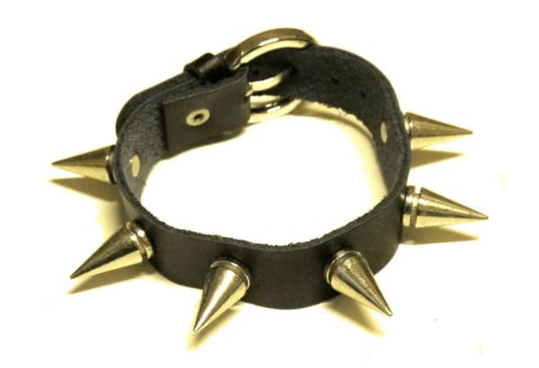 Læderarmbånd med pignitter