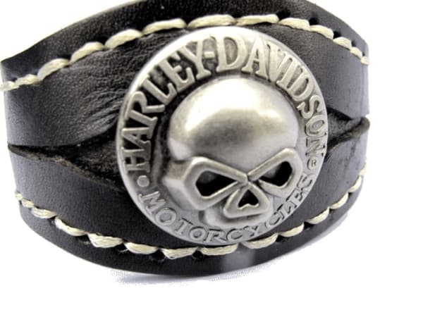 Sort læderarmbånd med dødningehoved
