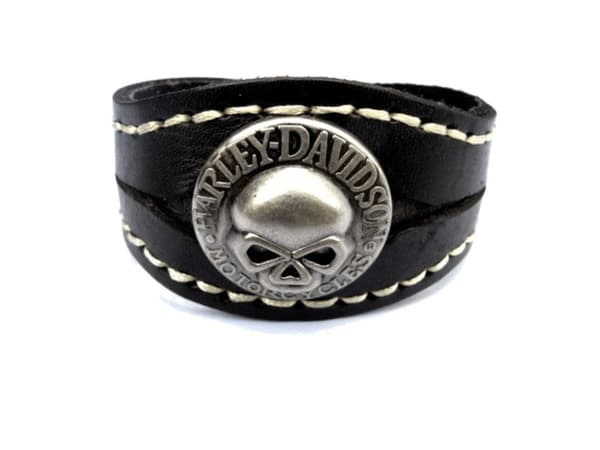 Sort læderarmbånd med dødningehoved