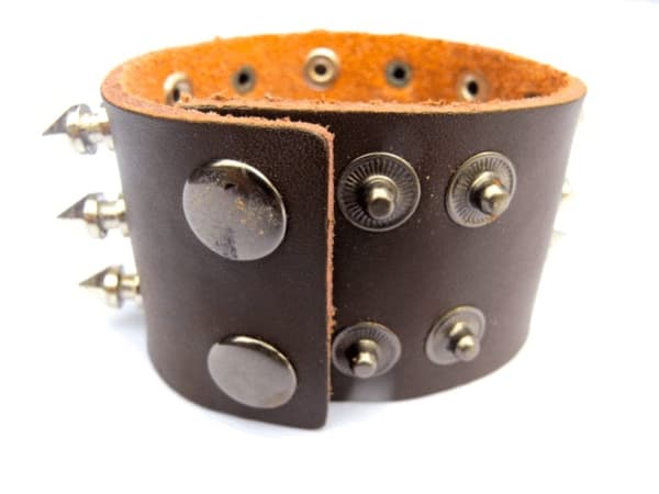 Brunt læderarmbånd med nitter