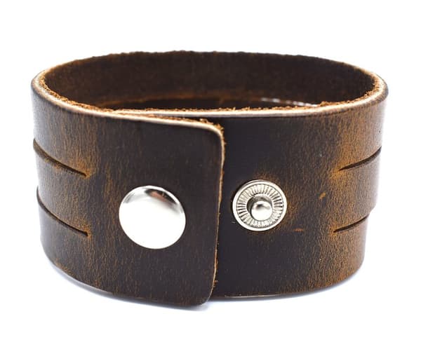 Armbånd i brunt skinn