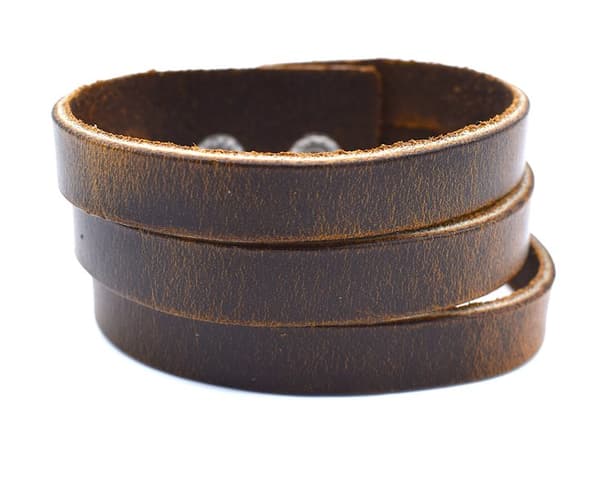 Armbånd i brunt skinn