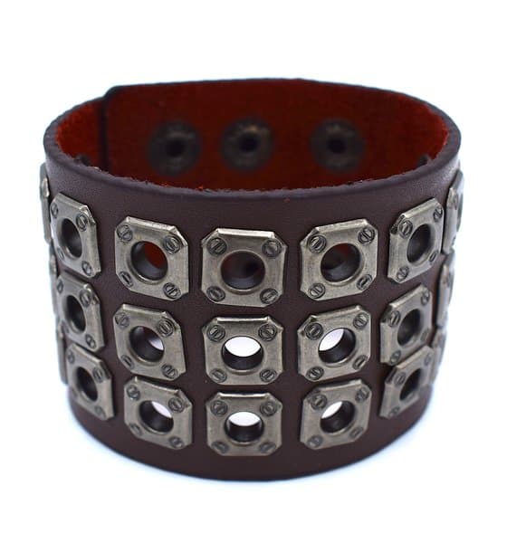 Brun armbånd med nitter