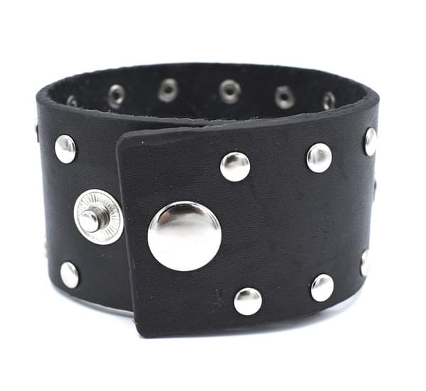 sort armbånd med nitter og kranier