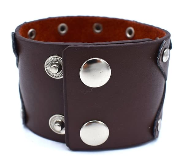 Brun armbånd med nitter