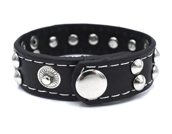 Sort armbånd med nitter