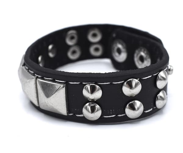 Sort armbånd med nitter