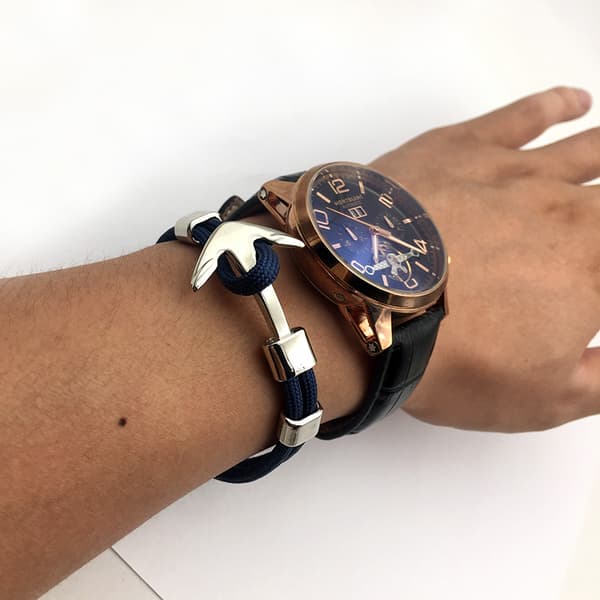 Trendy stoffarmbåndstau med anker i metallblått/gull
