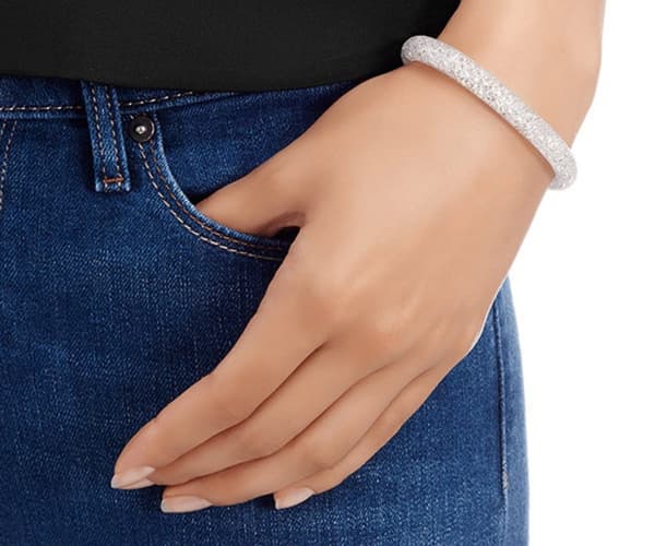 Vit armband fylld med vita kristaller