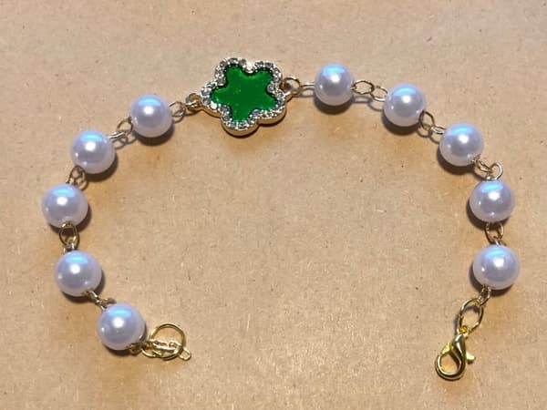 ett armband med pärlor 18,5 cm
