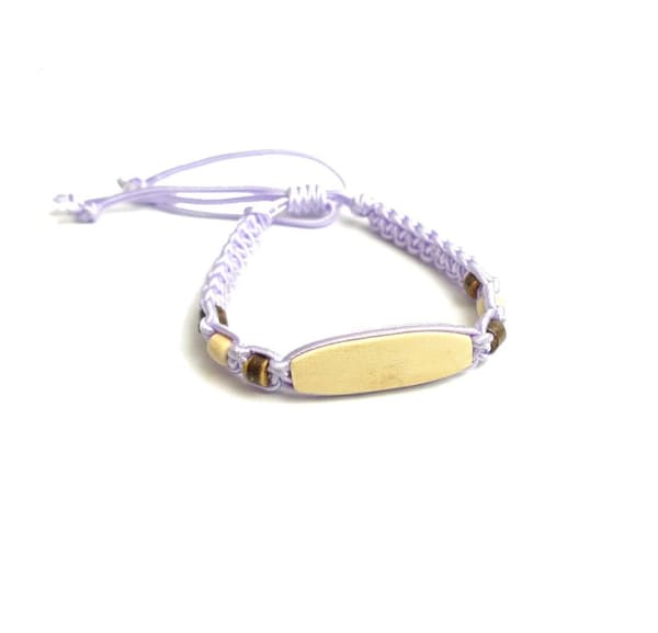 Armband för barn med namnplatta av trä Lila