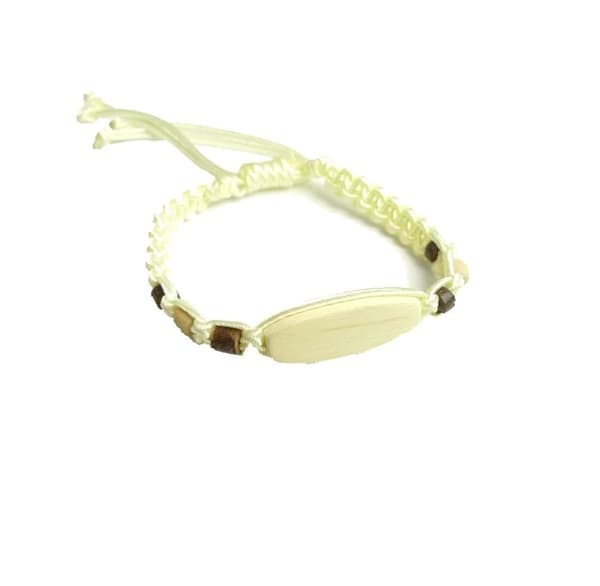 Armband för barn med namnplatta av trä Vit