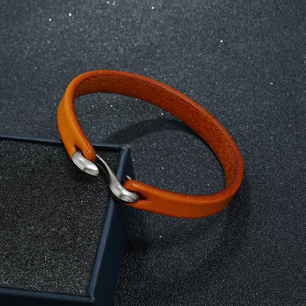 Handgjort minimalistiskt armband i äkta läder i autentisk stil