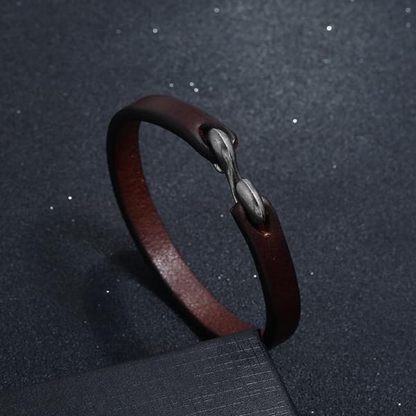 Handgjort minimalistiskt armband i äkta läder i autentisk stil