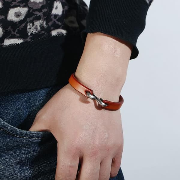 Handgjort minimalistiskt armband i äkta läder i autentisk stil