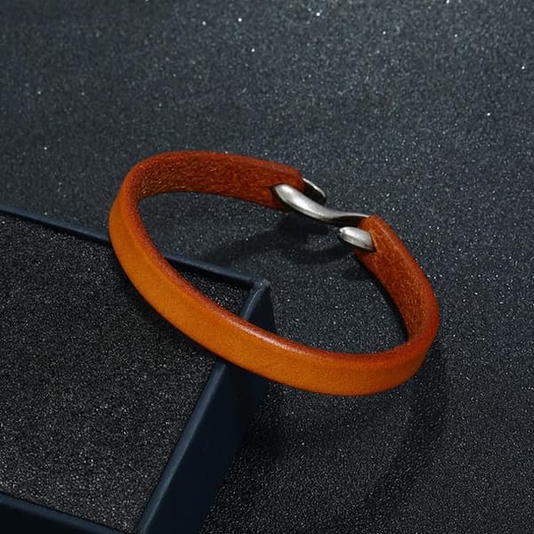 Handgjort minimalistiskt armband i äkta läder i autentisk stil