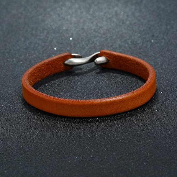 Handgjort minimalistiskt armband i äkta läder i autentisk stil
