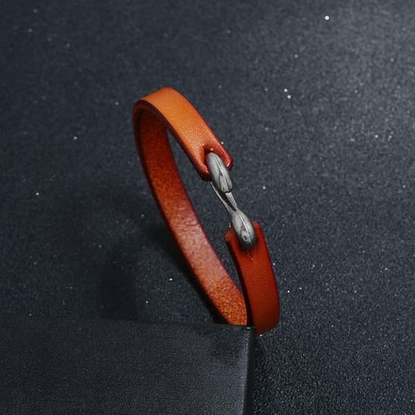Handgjort minimalistiskt armband i äkta läder i autentisk stil