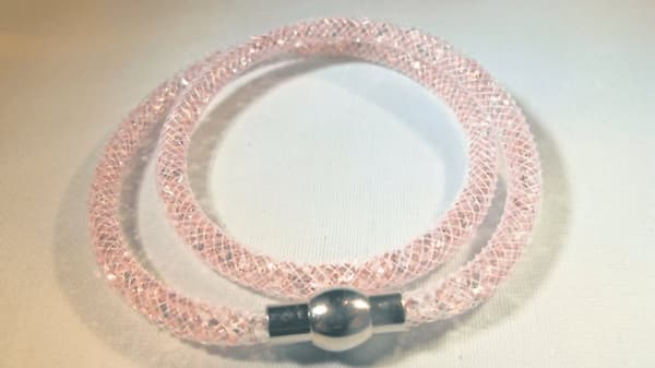 Dobbelt hvidt armbånd fyldt med lyserøde krystaller
