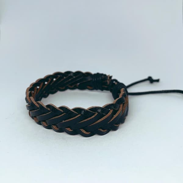 Ett handgjort armband för män läder i svart läder