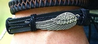 Handgjort armband i svart läder med ängel vinge