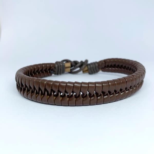 Handgjort flätat armband i brunt läder med knut