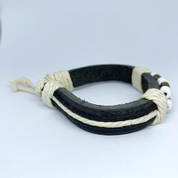 Set á 4 stk handgjorda flätade armband i svart vit läder knut
