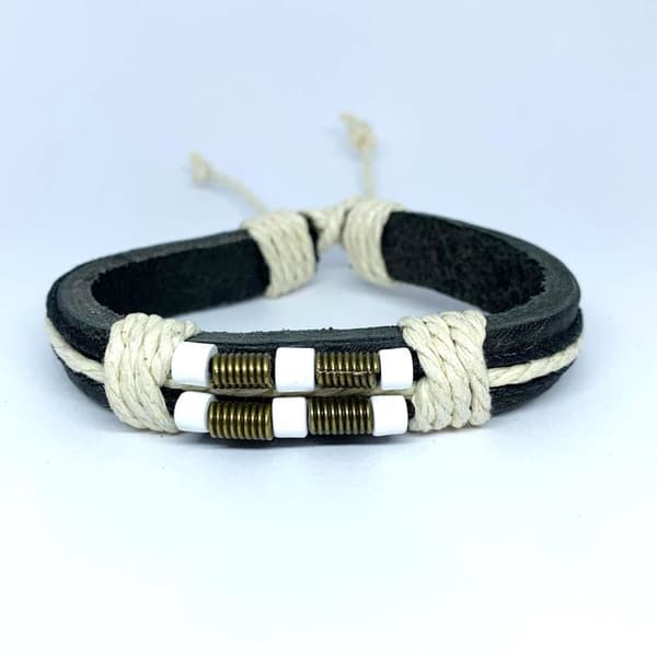 Handgjort armband i svart läder & vitt snöre knut