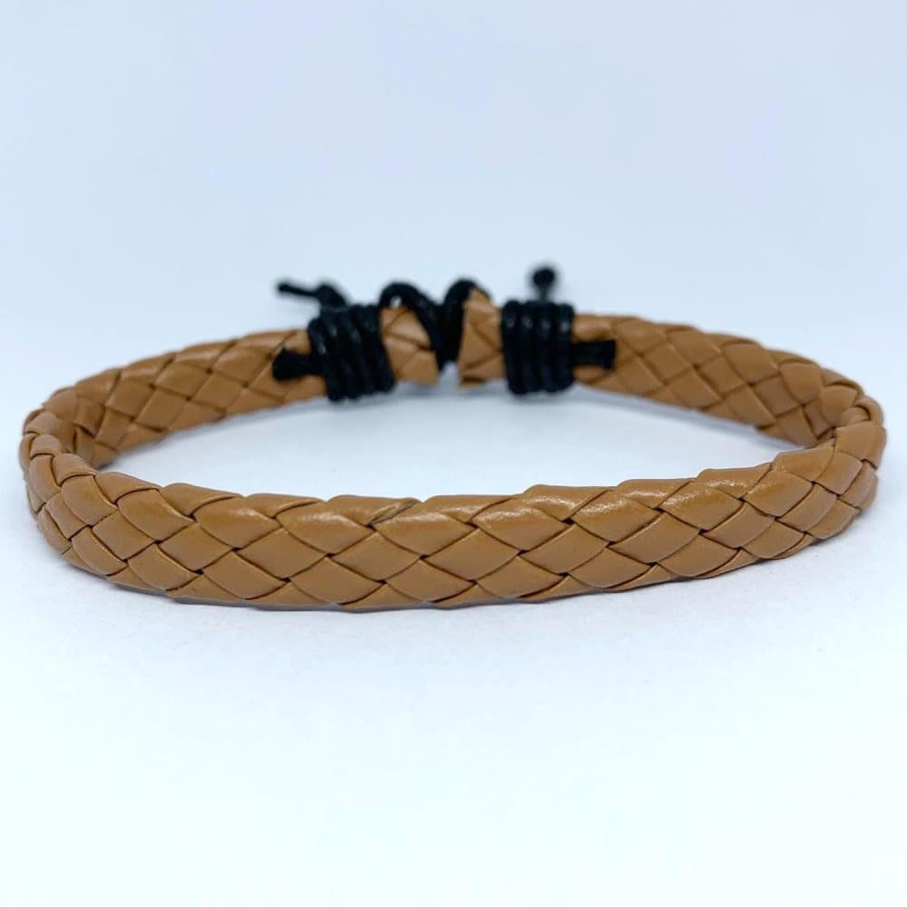 Handgjort flätat armband beige läder och svart snöre