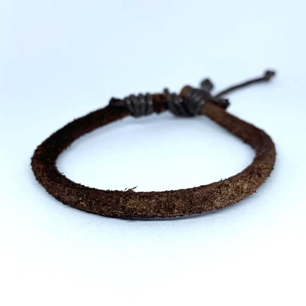 Håndlavet naturligt armbånd brunt læder og brun snor