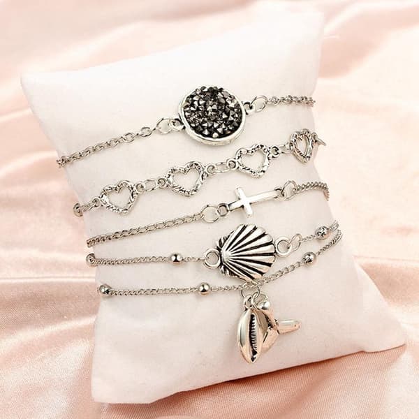 Sæt med 5 sølvbelagte armbånd med konkylier, hjerter, sten
