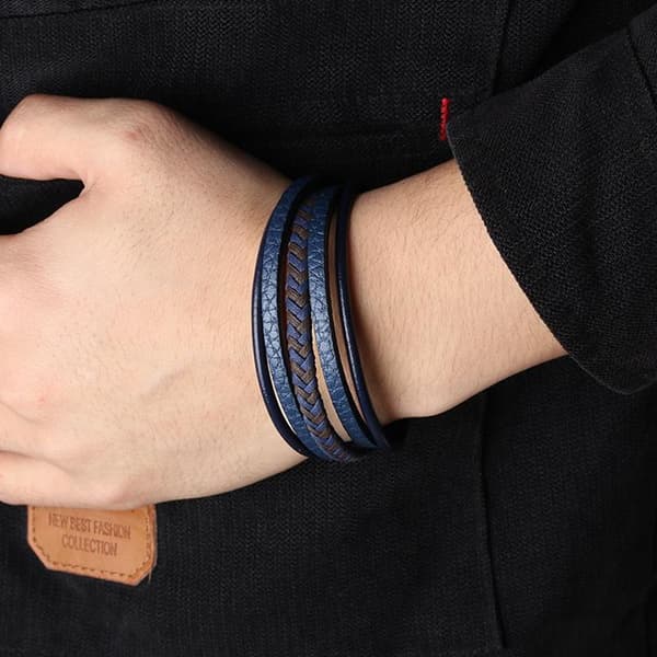 Sæt med flettede armbånd i blåt læder med magnet