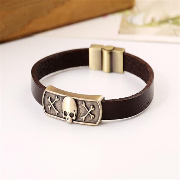Brunt armband i äkta läder med dödskalle i guld och magnet