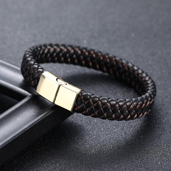 Svart armband i äkta läder med inflätade färgade trådar och magnet
