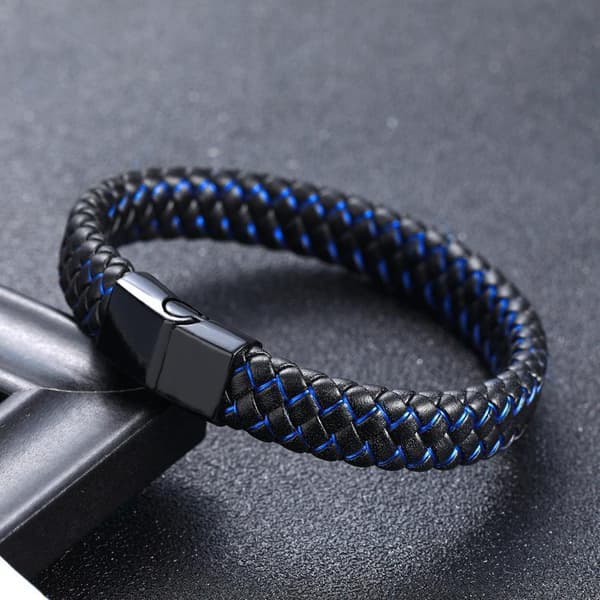 Svart armband i äkta läder med inflätade färgade trådar och magnet