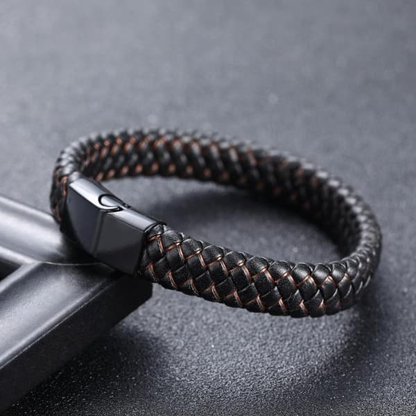 Svart armband i äkta läder med inflätade färgade trådar och magnet Black and brown