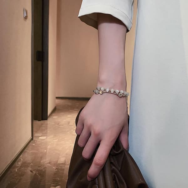 Armband med vita opalstenar och guldpläterade hjärtan