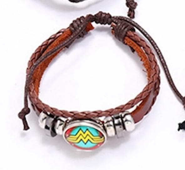 Handgjort armband brunt läder wonder woman symbol